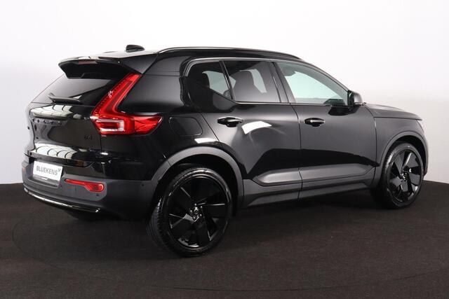 Volvo XC40 B4 Plus Black Edition - Panorama/schuifdak - IntelliSafe Assist & Surround - 360º Camera - Harman/Kardon audio - Verwarmde voorstoelen & stuur - Parkeersensoren voor & achter - Elektr. bedienb. voorstoelen met geheugen links - Draadloze tel. lader - Extra getint glas - Inklapbare trekhaak - 20' LMV
