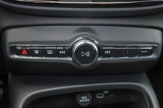 Volvo XC40 B4 Plus Black Edition - Panorama/schuifdak - IntelliSafe Assist & Surround - 360º Camera - Harman/Kardon audio - Verwarmde voorstoelen & stuur - Parkeersensoren voor & achter - Elektr. bedienb. voorstoelen met geheugen links - Draadloze tel. lader - Extra getint glas - Inklapbare trekhaak - 20' LMV
