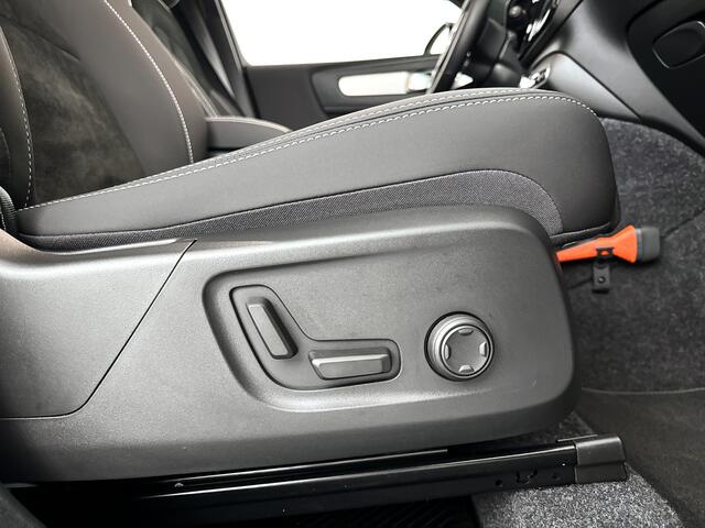 Volvo XC40 B4 Plus Dark | Panoramadak | Parkeercamera | Harman Kardon | Stoel- en stuurverwarming | Trekhaak