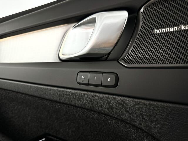 Volvo XC40 B4 Plus Dark | Panoramadak | Parkeercamera | Harman Kardon | Stoel- en stuurverwarming | Trekhaak
