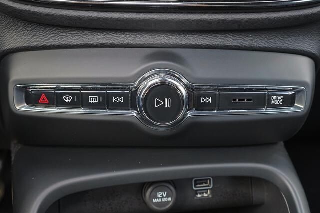 Volvo XC40 T2 Business Pro - IntelliSafe Assist & Surround - Adaptive Cruise Control - Parkeercamera achter - High Performance audio - Navigatie - Parkeer assistent - 19' LMV