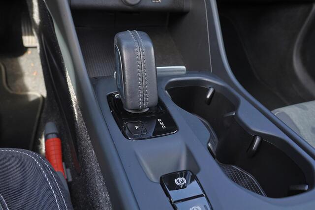 Volvo XC40 T2 Business Pro - IntelliSafe Assist & Surround - Adaptive Cruise Control - Parkeercamera achter - High Performance audio - Navigatie - Parkeer assistent - 19' LMV