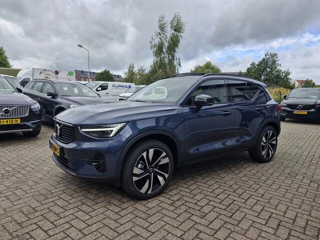 Volvo XC40 B4 Plus Dark met Lighting Pack (koplampen adaptief, koplampreiniging, matrix led koplampen, mistlampen voor) en Elektrisch glazen panorama-dak en trekhaak inklapbaar en nog meer meer.....