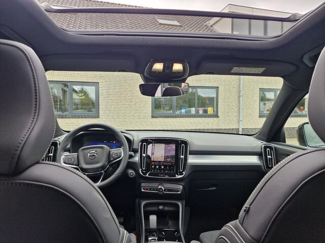 Volvo XC40 B4 Plus Dark met Lighting Pack (koplampen adaptief, koplampreiniging, matrix led koplampen, mistlampen voor) en Elektrisch glazen panorama-dak en trekhaak inklapbaar en nog meer meer.....