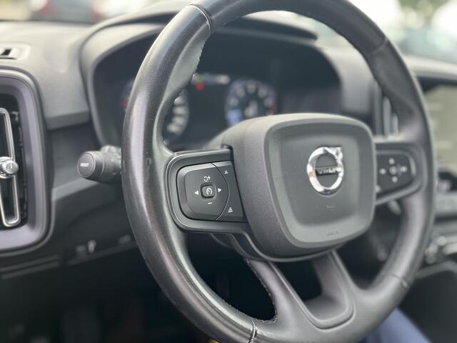 Volvo XC40 T2 Momentum | Parkeercamera | Climate Control | Apple Carplay |