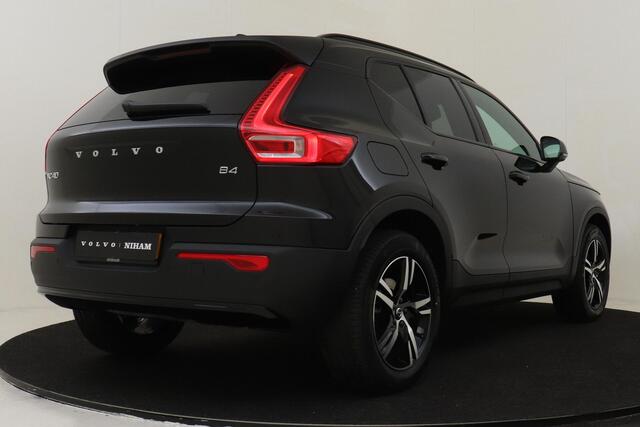 Volvo XC40 B4 (M-HYBRID) PLUS DARK -PANO.DAK|HARMAN/KARDON|CAMERA|POWER-SEATS|VERW.VOORRUIT|PRIVACY.GLAS|TREKHAAK|18"