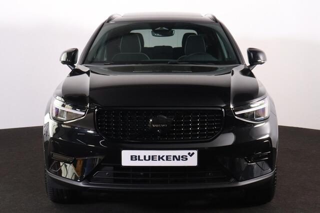 Volvo XC40 B4 Plus Black Edition - Panorama/schuifdak - IntelliSafe Assist & Surround - 360º Camera - Harman/Kardon audio - Verwarmde voorstoelen & stuur - Parkeersensoren voor & achter - Elektr. bedienb. voorstoelen met geheugen links - Draadloze tel. lader - Extra getint glas - Inklapbare trekhaak - 20' LMV