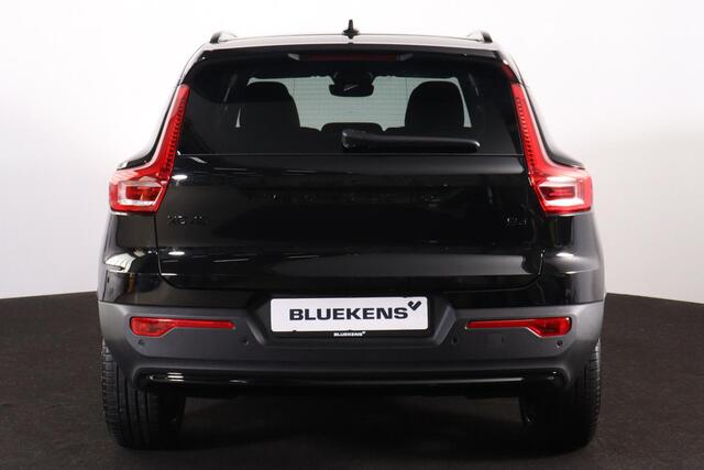 Volvo XC40 B4 Plus Black Edition - Panorama/schuifdak - IntelliSafe Assist & Surround - 360º Camera - Harman/Kardon audio - Verwarmde voorstoelen & stuur - Parkeersensoren voor & achter - Elektr. bedienb. voorstoelen met geheugen links - Draadloze tel. lader - Extra getint glas - Inklapbare trekhaak - 20' LMV
