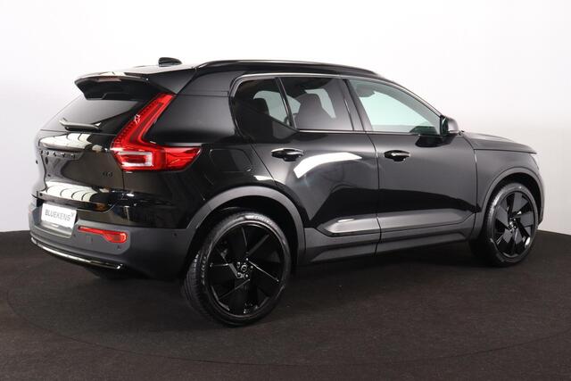 Volvo XC40 B4 Plus Black Edition - Panorama/schuifdak - IntelliSafe Assist & Surround - 360º Camera - Harman/Kardon audio - Verwarmde voorstoelen & stuur - Parkeersensoren voor & achter - Elektr. bedienb. voorstoelen met geheugen links - Draadloze tel. lader - Extra getint glas - Inklapbare trekhaak - 20' LMV