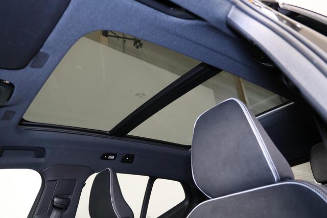 Volvo XC40 B4 Plus Black Edition - Panorama/schuifdak - IntelliSafe Assist & Surround - 360º Camera - Harman/Kardon audio - Verwarmde voorstoelen & stuur - Parkeersensoren voor & achter - Elektr. bedienb. voorstoelen met geheugen links - Draadloze tel. lader - Extra getint glas - Inklapbare trekhaak - 20' LMV