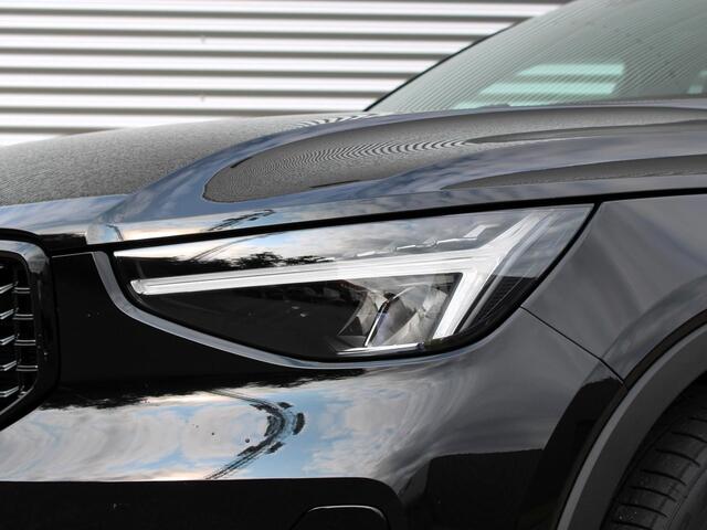 Volvo XC40 2.0 B4 Plus Black Edition Automaat / Panoramadak / 360* Camera / Trekhaak / 20" velgen / Verwarmd voorraam / Reservewiel