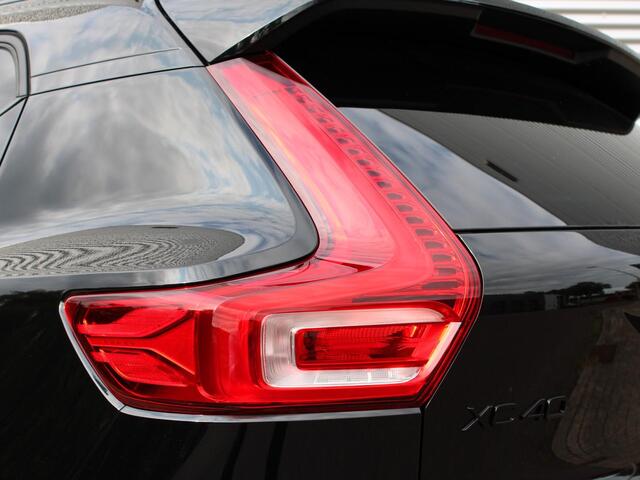 Volvo XC40 2.0 B4 Plus Black Edition Automaat / Panoramadak / 360* Camera / Trekhaak / 20" velgen / Verwarmd voorraam / Reservewiel
