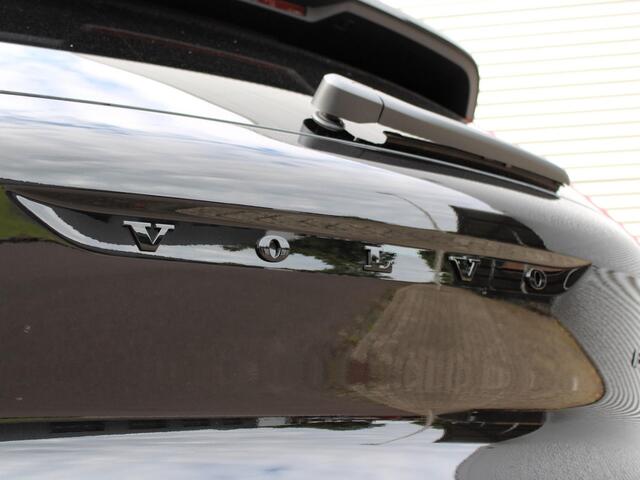 Volvo XC40 2.0 B4 Plus Black Edition Automaat / Panoramadak / 360* Camera / Trekhaak / 20" velgen / Verwarmd voorraam / Reservewiel