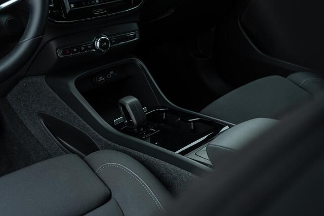 Volvo XC40 Single Motor Core 69 kWh | Parkeercamera | Parkeersensoren Voor en Achter | Google | Apple Carplay | Cruise Control | Draadloze Telefoonoplader |