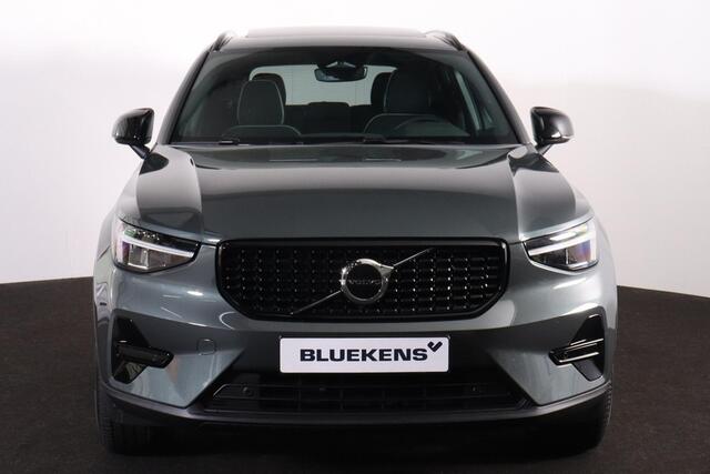 Volvo XC40 B4 Plus Dark - Panorama/schuifdak - IntelliSafe Assist & Surround - Harman/Kardon audio - Parkeercamera achter - Verwarmde voorstoelen & stuur - Parkeersensoren voor & achter - Elektr. bedienb. voorstoelen met geheugen links - Draadloze tel. lader - Extra getint glas - Inklapbare trekhaak - 18' LMV