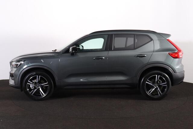 Volvo XC40 B4 Plus Dark - Panorama/schuifdak - IntelliSafe Assist & Surround - Harman/Kardon audio - Parkeercamera achter - Verwarmde voorstoelen & stuur - Parkeersensoren voor & achter - Elektr. bedienb. voorstoelen met geheugen links - Draadloze tel. lader - Extra getint glas - Inklapbare trekhaak - 18' LMV