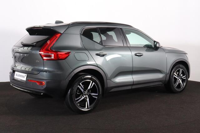 Volvo XC40 B4 Plus Dark - Panorama/schuifdak - IntelliSafe Assist & Surround - Harman/Kardon audio - Parkeercamera achter - Verwarmde voorstoelen & stuur - Parkeersensoren voor & achter - Elektr. bedienb. voorstoelen met geheugen links - Draadloze tel. lader - Extra getint glas - Inklapbare trekhaak - 18' LMV