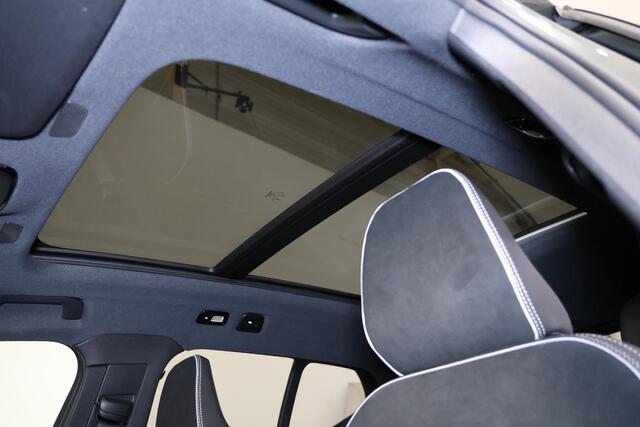 Volvo XC40 B4 Plus Dark - Panorama/schuifdak - IntelliSafe Assist & Surround - Harman/Kardon audio - Parkeercamera achter - Verwarmde voorstoelen & stuur - Parkeersensoren voor & achter - Elektr. bedienb. voorstoelen met geheugen links - Draadloze tel. lader - Extra getint glas - Inklapbare trekhaak - 18' LMV