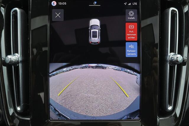 Volvo XC40 B4 Plus Dark - Panorama/schuifdak - IntelliSafe Assist & Surround - Harman/Kardon audio - Parkeercamera achter - Verwarmde voorstoelen & stuur - Parkeersensoren voor & achter - Elektr. bedienb. voorstoelen met geheugen links - Draadloze tel. lader - Extra getint glas - Inklapbare trekhaak - 18' LMV