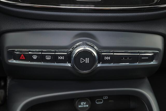 Volvo XC40 B4 Plus Dark - Panorama/schuifdak - IntelliSafe Assist & Surround - Harman/Kardon audio - Parkeercamera achter - Verwarmde voorstoelen & stuur - Parkeersensoren voor & achter - Elektr. bedienb. voorstoelen met geheugen links - Draadloze tel. lader - Extra getint glas - Inklapbare trekhaak - 18' LMV