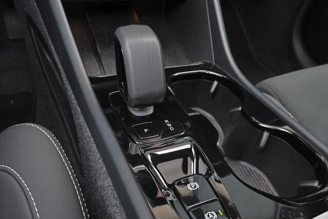 Volvo XC40 B4 Plus Dark - Panorama/schuifdak - IntelliSafe Assist & Surround - Harman/Kardon audio - Parkeercamera achter - Verwarmde voorstoelen & stuur - Parkeersensoren voor & achter - Elektr. bedienb. voorstoelen met geheugen links - Draadloze tel. lader - Extra getint glas - Inklapbare trekhaak - 18' LMV