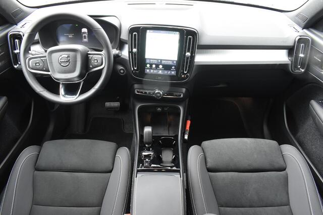 Volvo XC40 B4 211PK Plus Black Edition / Adaptive Cruise control / 360 Camera / Extra getint glas / 20'' velgen / Harman Kardon / Elektrisch verstelbare stoelen met geheugen / Stoel- en stuurverwarming / Elektrisch panorama schuifdak / Trekhaak elektrisch uitklapbaar