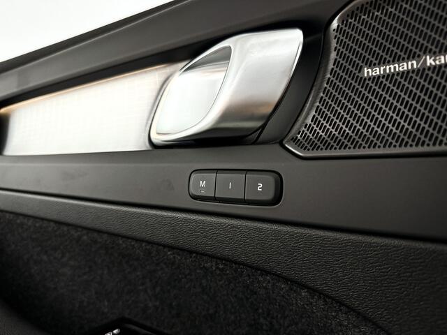 Volvo XC40 B4 Plus Dark | Panoramadak | 360° camera | Harman Kardon | Stoel- en stuurverwarming | Trekhaak