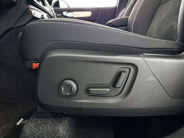 Volvo XC40 B4 Plus Dark | Panoramadak | 360° camera | Harman Kardon | Stoel- en stuurverwarming | Trekhaak