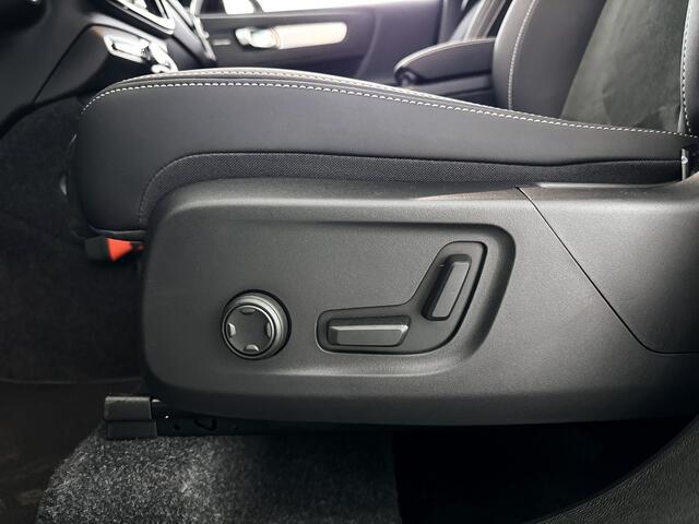 Volvo XC40 B4 Plus Dark | Panoramadak | 360° camera | Harman Kardon | Stoel- en stuurverwarming | Trekhaak