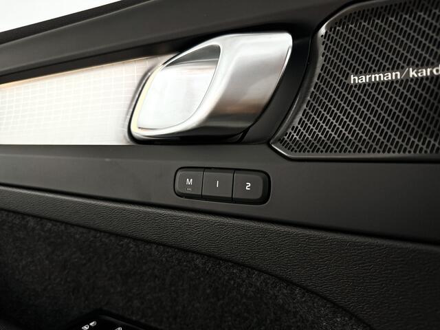 Volvo XC40 B4 Plus Dark | Panoramadak | 360° camera | Harman Kardon | Stoel- en stuurverwarming | Trekhaak