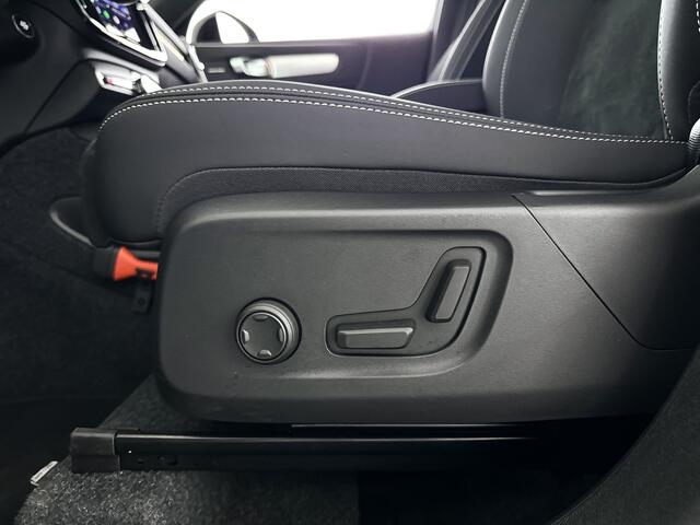 Volvo XC40 B4 Plus Dark | Panoramadak | 360° camera | Harman Kardon | Stoel- en stuurverwarming | Trekhaak