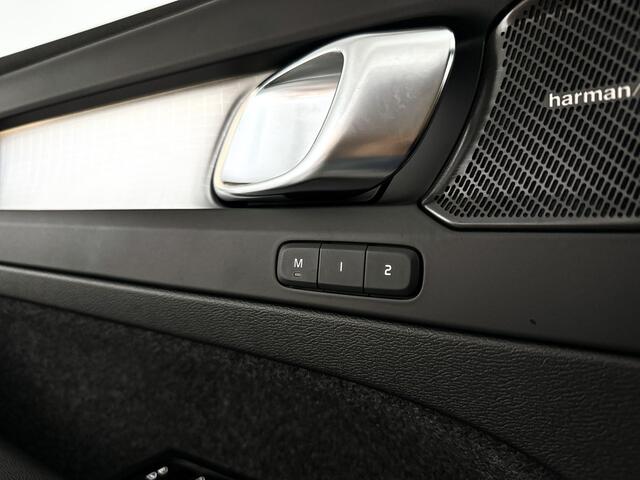 Volvo XC40 B4 Plus Dark | Panoramadak | 360° camera | Harman Kardon | Stoel- en stuurverwarming | Trekhaak