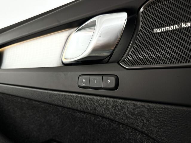 Volvo XC40 B4 Plus Dark | Panoramadak | 360° camera | Harman Kardon | Stoel- en stuurverwarming | Trekhaak