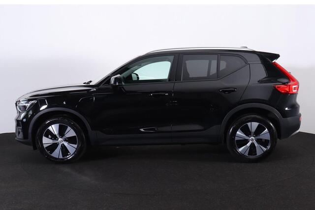 Volvo XC40 B3 Core - IntelliSafe Assist - Lederen bekleding met elektrisch verstelbare voorstoelen, links met geheugen - Parkeercamera achter - Verwarmde voorstoelen & stuur - Parkeersensoren voor & achter - Draadloze tel. lader - Extra getint glas - 18 inch LMV