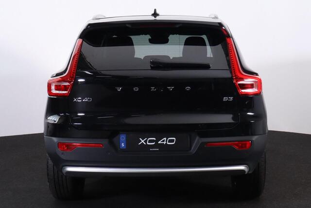 Volvo XC40 B3 Core - IntelliSafe Assist - Lederen bekleding met elektrisch verstelbare voorstoelen, links met geheugen - Parkeercamera achter - Verwarmde voorstoelen & stuur - Parkeersensoren voor & achter - Draadloze tel. lader - Extra getint glas - 18 inch LMV