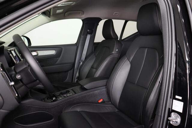 Volvo XC40 B3 Core - IntelliSafe Assist - Lederen bekleding met elektrisch verstelbare voorstoelen, links met geheugen - Parkeercamera achter - Verwarmde voorstoelen & stuur - Parkeersensoren voor & achter - Draadloze tel. lader - Extra getint glas - 18 inch LMV