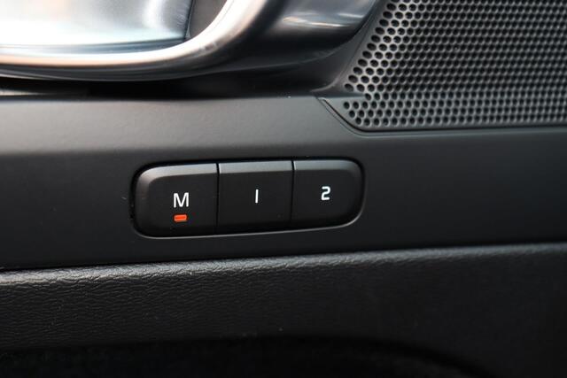 Volvo XC40 B3 Core - IntelliSafe Assist - Lederen bekleding met elektrisch verstelbare voorstoelen, links met geheugen - Parkeercamera achter - Verwarmde voorstoelen & stuur - Parkeersensoren voor & achter - Draadloze tel. lader - Extra getint glas - 18 inch LMV