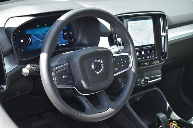 Volvo XC40 B4 Plus Dark | Trekhaak | Verwarmbare voorstoelen, voorruit en stuurwiel | Premium audio by Harman Kardon | Apple carplay/Android auto | Keyless