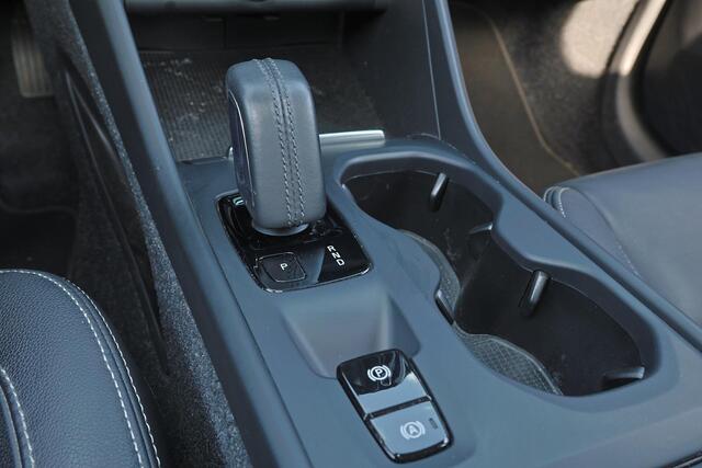 Volvo XC40 T3 Momentum Pro - IntelliSafe Assist & Surround - Parkeercamera achter - Verwarmde voorstoelen - Parkeersensoren voor & achter - Volvo On Call - 18' LMV