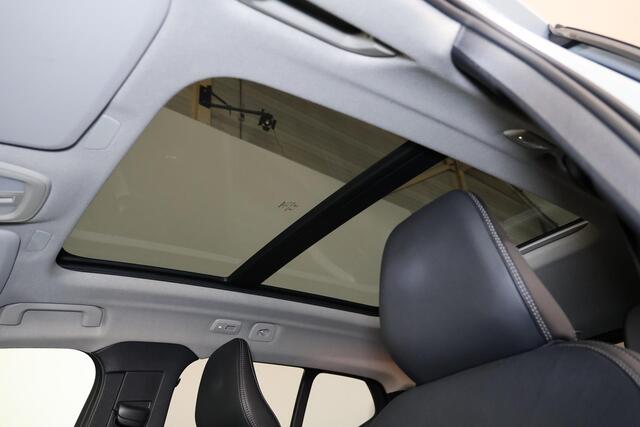 Volvo XC40 B3 Ultimate Dark - Panorama/schuifdak - IntelliSafe Assist & Surround - 360º Camera - Harman/Kardon audio - Adaptieve LED koplampen - Verwarmde voorstoelen & stuur - Parkeersensoren voor & achter - Elektr. bedienb. voorstoelen met geheugen links - Draadloze tel. lader - Extra getint glas - 20' LMV