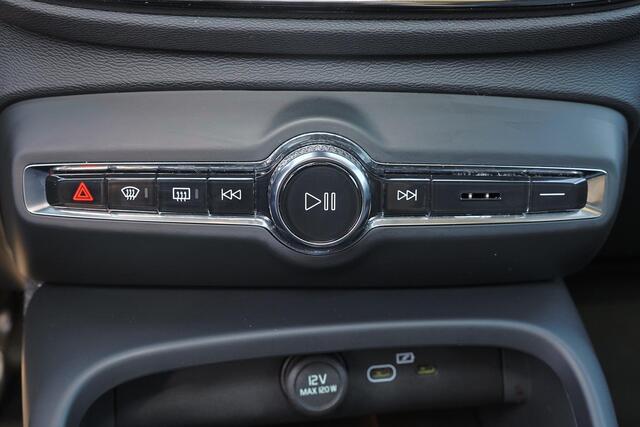 Volvo XC40 B3 Ultimate Dark - Panorama/schuifdak - IntelliSafe Assist & Surround - 360º Camera - Harman/Kardon audio - Adaptieve LED koplampen - Verwarmde voorstoelen & stuur - Parkeersensoren voor & achter - Elektr. bedienb. voorstoelen met geheugen links - Draadloze tel. lader - Extra getint glas - 20' LMV