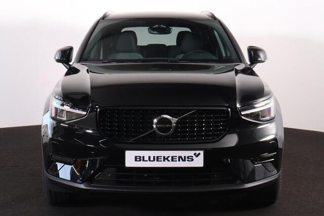 Volvo XC40 B4 Plus Dark - IntelliSafe Assist & Surround - Harman/Kardon audio - Parkeercamera achter - Verwarmde voorstoelen & stuur - Parkeersensoren voor & achter - Elektr. bedienb. voorstoelen met geheugen links - Draadloze tel. lader - Extra getint glas - Inklapbare trekhaak - 18' LMV