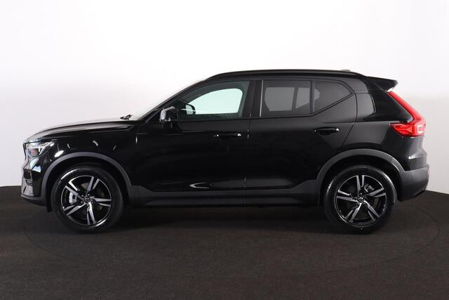 Volvo XC40 B4 Plus Dark - IntelliSafe Assist & Surround - Harman/Kardon audio - Parkeercamera achter - Verwarmde voorstoelen & stuur - Parkeersensoren voor & achter - Elektr. bedienb. voorstoelen met geheugen links - Draadloze tel. lader - Extra getint glas - Inklapbare trekhaak - 18' LMV