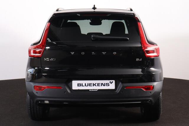 Volvo XC40 B4 Plus Dark - IntelliSafe Assist & Surround - Harman/Kardon audio - Parkeercamera achter - Verwarmde voorstoelen & stuur - Parkeersensoren voor & achter - Elektr. bedienb. voorstoelen met geheugen links - Draadloze tel. lader - Extra getint glas - Inklapbare trekhaak - 18' LMV