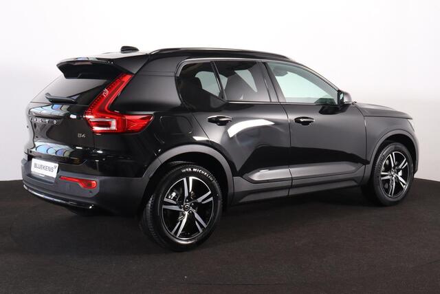 Volvo XC40 B4 Plus Dark - IntelliSafe Assist & Surround - Harman/Kardon audio - Parkeercamera achter - Verwarmde voorstoelen & stuur - Parkeersensoren voor & achter - Elektr. bedienb. voorstoelen met geheugen links - Draadloze tel. lader - Extra getint glas - Inklapbare trekhaak - 18' LMV