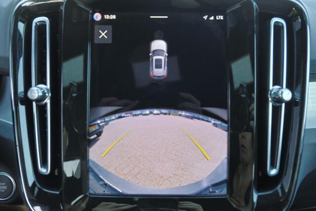 Volvo XC40 B4 Plus Dark - IntelliSafe Assist & Surround - Harman/Kardon audio - Parkeercamera achter - Verwarmde voorstoelen & stuur - Parkeersensoren voor & achter - Elektr. bedienb. voorstoelen met geheugen links - Draadloze tel. lader - Extra getint glas - Inklapbare trekhaak - 18' LMV