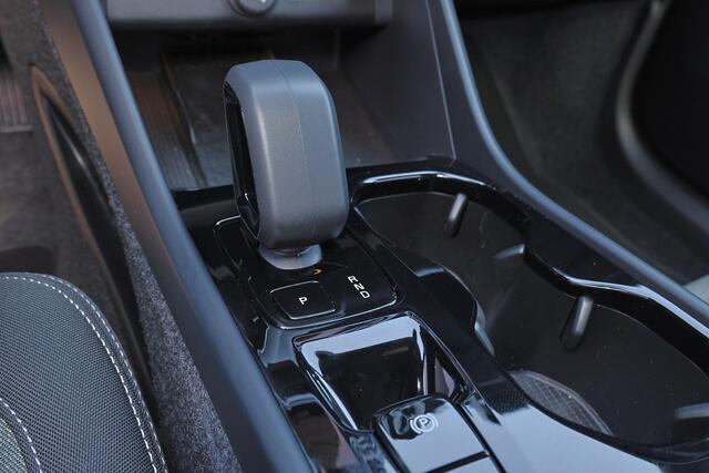 Volvo XC40 B4 Plus Dark - IntelliSafe Assist & Surround - Harman/Kardon audio - Parkeercamera achter - Verwarmde voorstoelen & stuur - Parkeersensoren voor & achter - Elektr. bedienb. voorstoelen met geheugen links - Draadloze tel. lader - Extra getint glas - Inklapbare trekhaak - 18' LMV