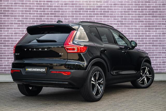 Volvo XC40 2.0 B4 Plus Dark | Trekhaak | Harman Kardon Audio | Achteruitrijcamera | Parkeersensoren | Keyless Entry | Elektrische Achterklep | Elektrisch Verstelbare Voorstoelen | Stoelverwarming | Google Navigatie | Apple Carplay | Android Auto |