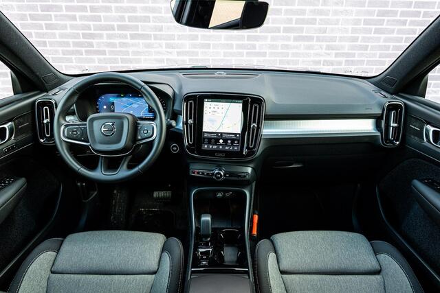 Volvo XC40 2.0 B4 Plus Dark | Trekhaak | Harman Kardon Audio | Achteruitrijcamera | Parkeersensoren | Keyless Entry | Elektrische Achterklep | Elektrisch Verstelbare Voorstoelen | Stoelverwarming | Google Navigatie | Apple Carplay | Android Auto |