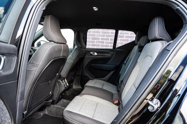 Volvo XC40 2.0 B4 Plus Dark | Trekhaak | Harman Kardon Audio | Achteruitrijcamera | Parkeersensoren | Keyless Entry | Elektrische Achterklep | Elektrisch Verstelbare Voorstoelen | Stoelverwarming | Google Navigatie | Apple Carplay | Android Auto |